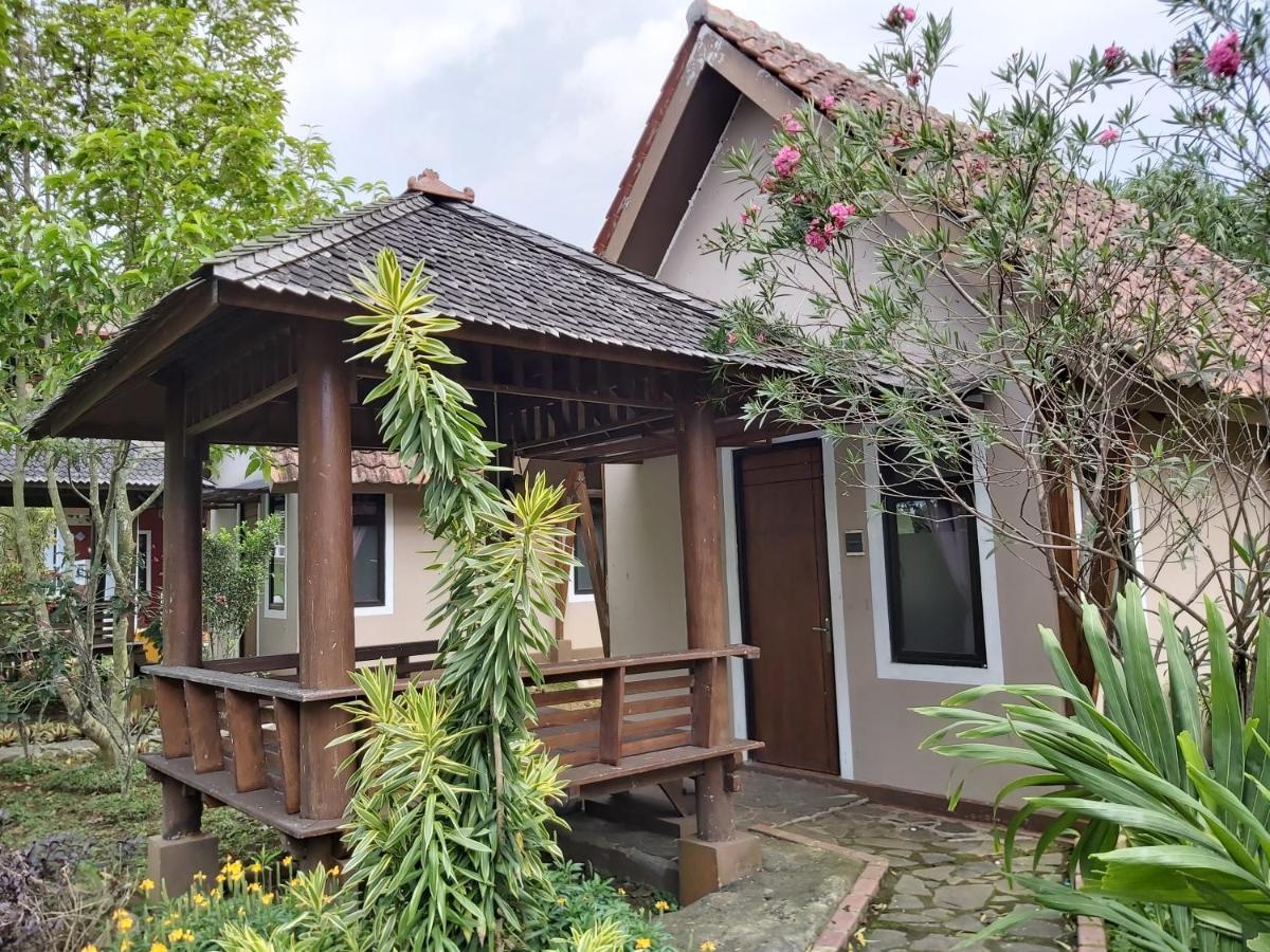 Degung Hillside Hotell Bogor Exteriör bild