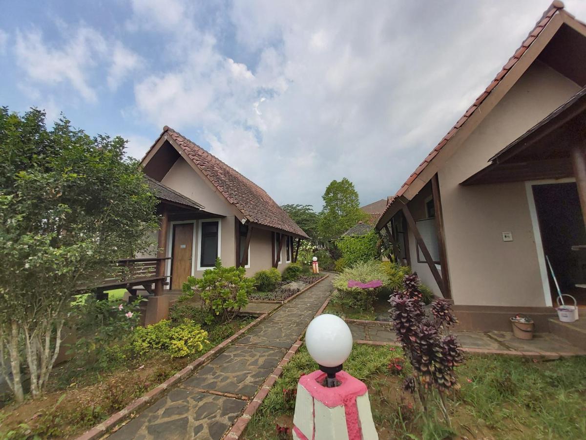 Degung Hillside Hotell Bogor Exteriör bild